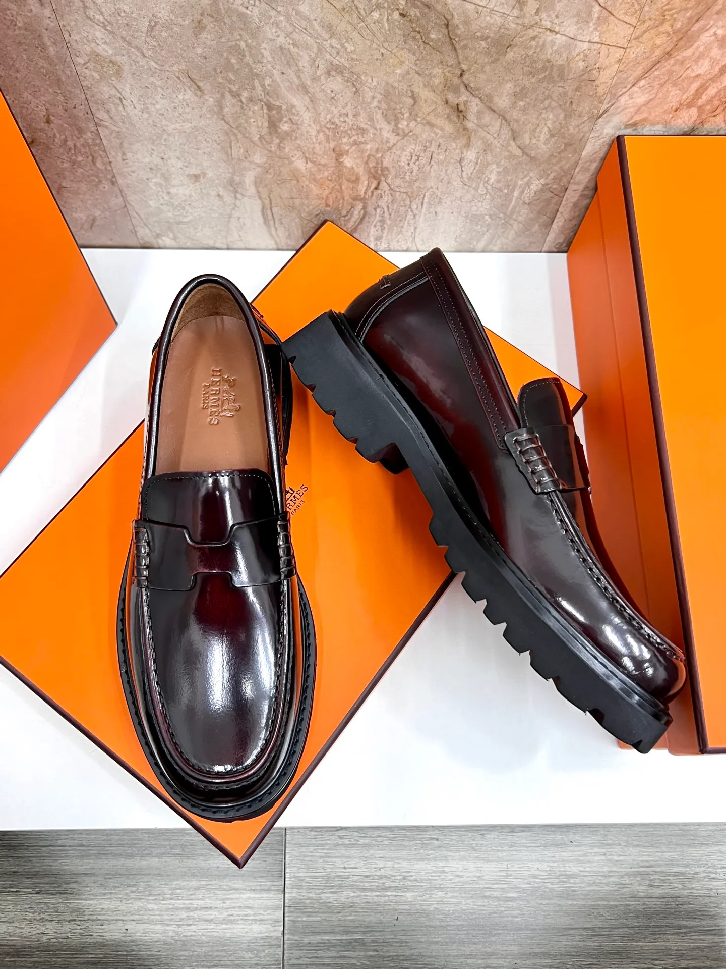Original order quality P840 Brand: Hermès Standard code: Men's code: 39.40.41.42.43.44. (38.45 custom-made Grade: Same as the official website Original order quality Material: Original cowhide Original breathable cowhide lining Original outsole Style category: Men's fashionable casual leather shoes Color: Actual picture
